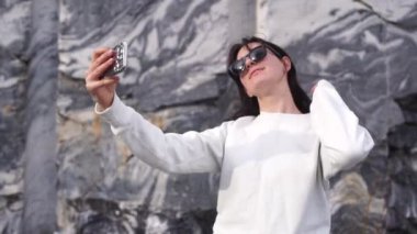 Mutlu beyaz kız selfie bir arama yapma