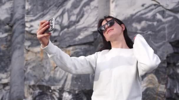 Ευτυχισμένος κορίτσι Καυκάσιος λήψη selfie ή μια κλήση βίντεο — Αρχείο Βίντεο