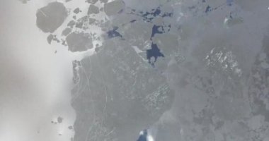 Buz sürüklenen buzlu Nehri'nin üzerinde uçuş