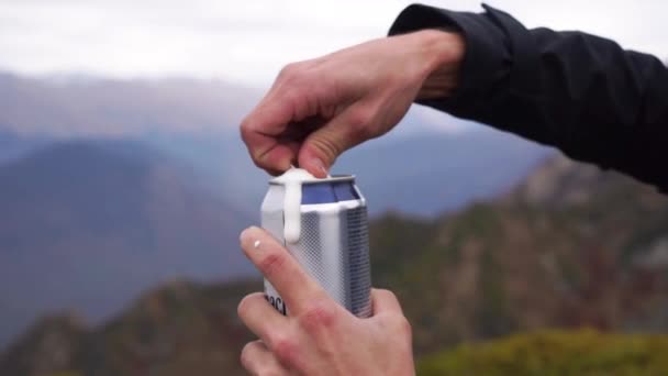 Man opens can of beer — Stock Video