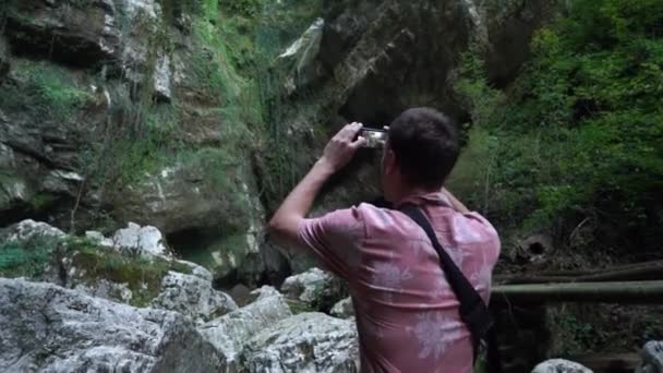 Turista in viaggio scattare foto con fotocamera di paesaggio naturale drammatico . — Video Stock