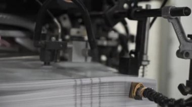 Matbaa iş matbaada ile yüklenir. Matbaa yaprak yaprak