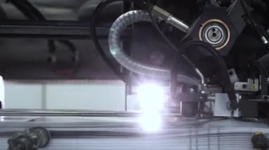 Matbaa iş matbaada ile yüklenir. Matbaa yaprak yaprak