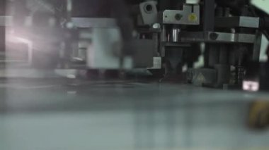 Matbaa iş matbaada ile yüklenir. Matbaa yaprak yaprak