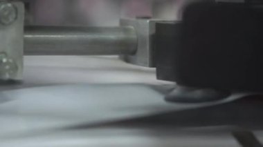 Matbaa iş matbaada ile yüklenir. Matbaa yaprak yaprak