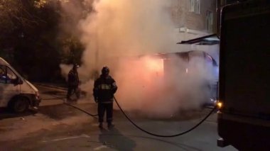 Endüstriyel yangın ve itfaiyeci kontrol altında getirmek çalışıyor