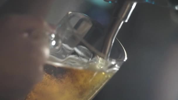 Ремісниче пиво вливають у склянку . — стокове відео