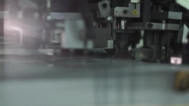 De drukpers is geladen met werk in de drukkerij. vanuit de drukpers vertrekt bladen — Stockvideo
