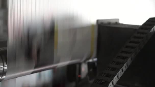 Tidningen remsa på en tryckmaskin. Detaljerad vy på en tryckmaskin i aktion. — Stockvideo