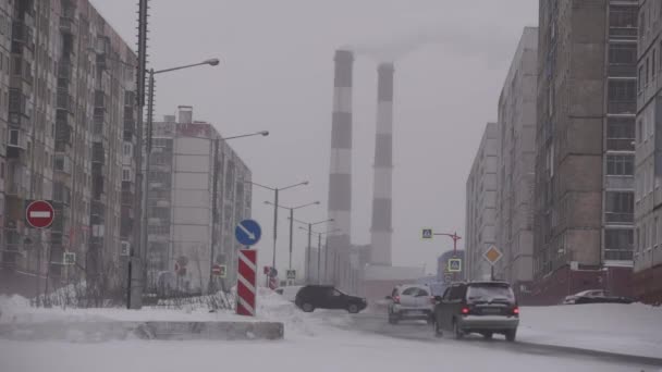 Zona industrial com um grande tubo vermelho e branco espessa fumaça branca é derramada Norilsk 2018 — Vídeo de Stock