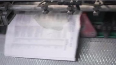 Hazır Gazeteler büyük bir miktar üzerinde bir baskı ev konveyör.