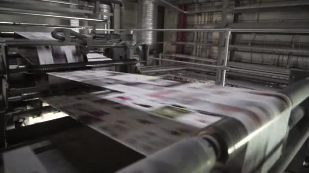 Afdrukken van gekleurde kranten met een machine offsetdruk op een drukpers — Stockvideo