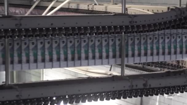 Druck von farbigen Zeitungen mit einer Offsetdruckmaschine an einer Druckmaschine — Stockvideo
