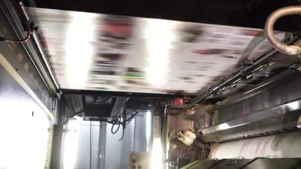 Impression de journaux colorés avec une machine d'impression offset dans une imprimerie — Video