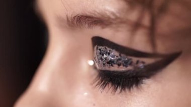 Göz makyajı yapan kadın göz farı pudrası sürüyor. Güzel kadın yüzü. Mükemmel makyaj. Güzellik modası. Kirpiklerim. Kozmetik Göz Hortumu.