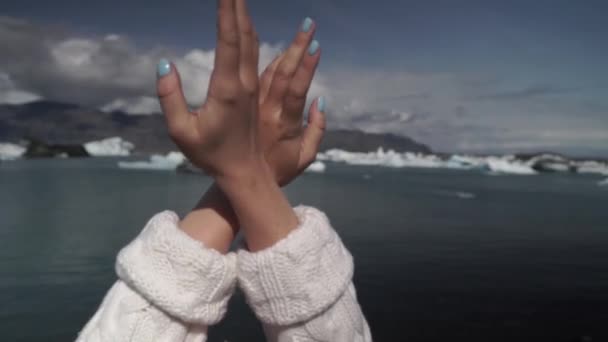 Mano tende verso ghiacciaio laguna iceberg, persone ambiente conservazione natura concetto . — Video Stock