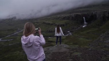 Yürüyüşçü kadın fotoğraf çekiyor manzara manzarası arka plan görüntüsü hippi kız tatil macerasından zevk alıyor.