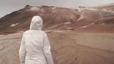 Aşağıdaki Shot insan güvenle yürüyen Mars