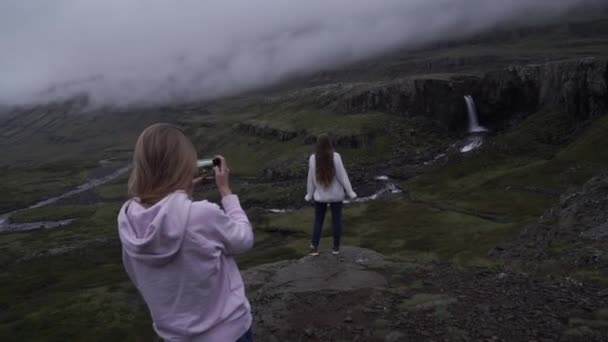 Wandelaar Vrouw nemen foto smartphone fotograferen schilderachtig landschap natuur achtergrond uitzicht Hipster meisje genieten vakantie reizen avontuur. — Stockvideo