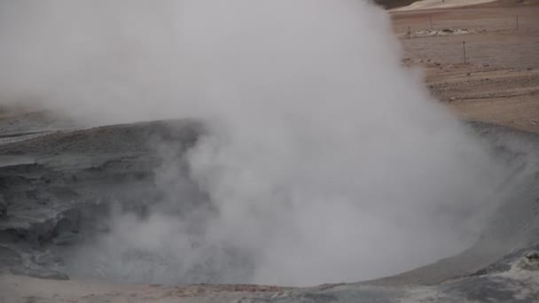 アイスランドの間欠泉の蒸気と美しい自然. — ストック動画