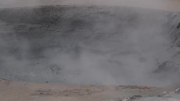 Icelandic geyser vapors and picturesque nature. — Stock Video