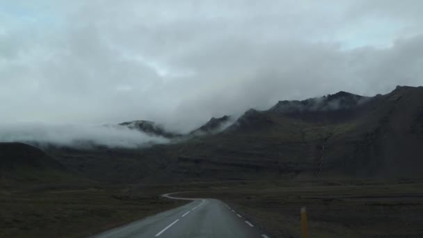 Повія їде по туманній темній страшній гірській дорозі взимку . — стокове відео