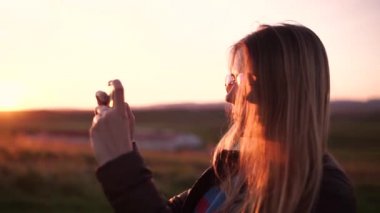 İzlanda'daki turist alarak fotoğraf günbatımı.