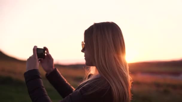 Turista tomando fotografías del atardecer en Islandia — Vídeos de Stock