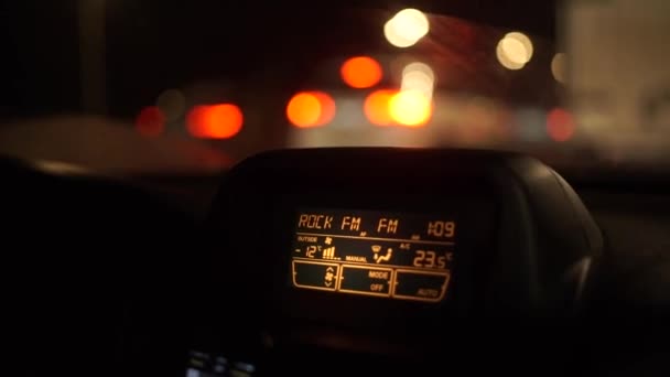 Автомобиль ночью с освещаемой приборной панелью и навигацией — стоковое видео