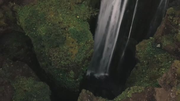 Copter Voando Perto Cachoeira Seljalandsfoss Fluxos Turbulentos Água Caem Montanha — Vídeo de Stock