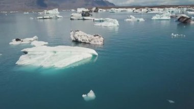 Drone üzerinde ile hava uçuş Jokulsarlon lagün ile İzlanda'nın Güney kıyılarında yüzen buzdağı,