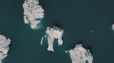 Drone üzerinde ile hava uçuş Jokulsarlon lagün ile İzlanda'nın Güney kıyılarında yüzen buzdağı,