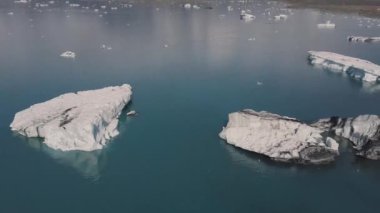 Drone üzerinde ile hava uçuş Jokulsarlon lagün ile İzlanda'nın Güney kıyılarında yüzen buzdağı,