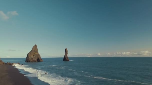 L'elicottero vola via dalla spiaggia vulcanica nera e dalle scogliere delle dita dei troll sul mare in Islanda. Bellissimo paesaggio — Video Stock