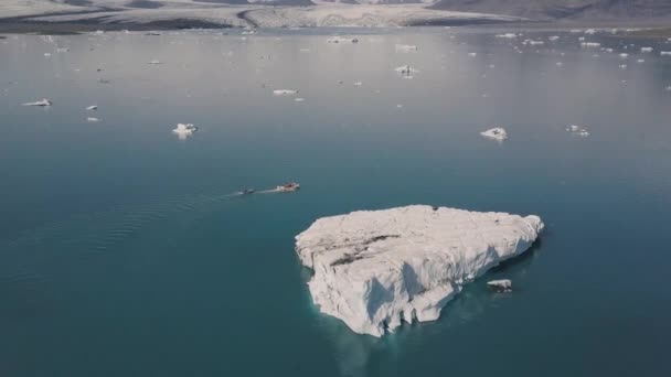 Motorbåt med turister nära isberg. Island — Stockvideo