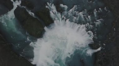 Helikopter havadan çekim güzel güçlü Gullfoss şelale için. Su ve İzlanda kayalıklardan doğal peyzaj.