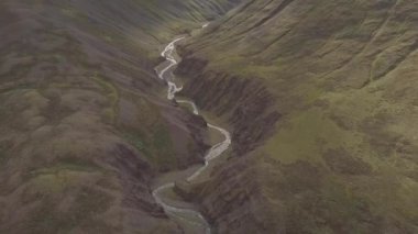 Dağların üzerinden uçuş. İzlanda. Uçan Nehri.
