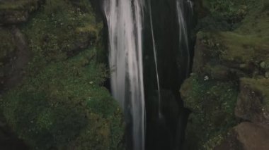 İzlanda, yukarıdan ateş dron şelalenin etkileyici dron hava görünümünü su falls, geçişli, yüksek açılı görünüş olgun insanlar peyzaj kavramı yok. Seyahat yerler, 4 k