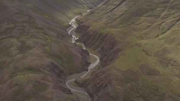 Полет над горами. Исландия. Пролетая над рекой . — стоковое видео