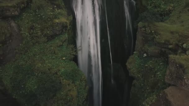 Impressionnante vue aérienne des cascades par drone en Islande, prise de vue par drone d'en haut, vue à angle élevé de l'eau en cascade dans les chutes, concept de paysage mature sans personne. Destinations de voyage, 4K 