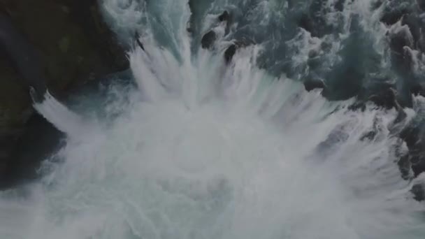 Disparo aéreo desde helicóptero hasta la hermosa y poderosa cascada Gullfoss. Paisaje escénico de agua y acantilados en Islandia . — Vídeo de stock