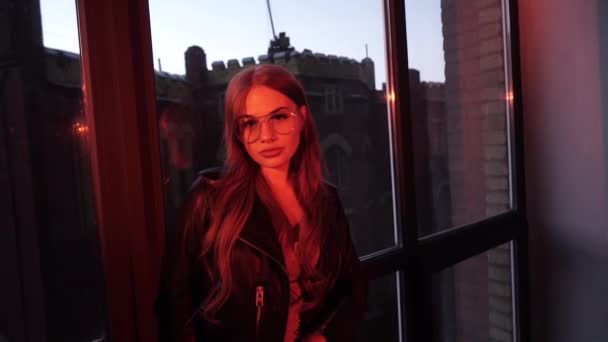Mooie Sexy Jonge Vrouwelijke Gezicht Kijkt Camera Neon Licht Rood — Stockvideo