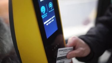 Güzel Closeup ile ödeyerek paraları sikke alıcısı kullanarak bir otomatik satış makinesi