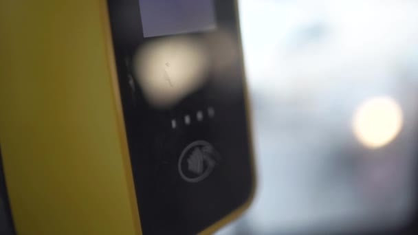 Nice крупним планом з оплати монети за допомогою монети акцептор на автоматичне автомат — стокове відео