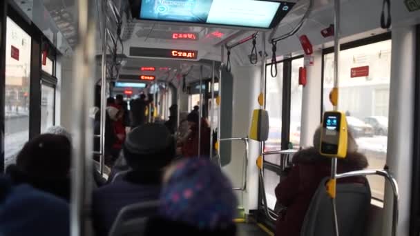 俄罗斯, 莫斯科2019年拥挤的地铁或有轨电车, 乘客拿着把手 — 图库视频影像