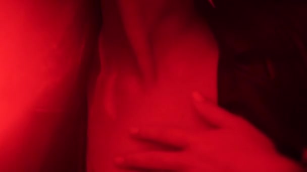 붉은 바탕에 머리를 흔들어 여자의 실루엣입니다. 어둠 속에서 그림자는 섹시 한 여자입니다. 어둠 속에서 성적인 포즈에서 섹시 한 여 자가 실루엣. 에 로티 즘 개념 — 비디오