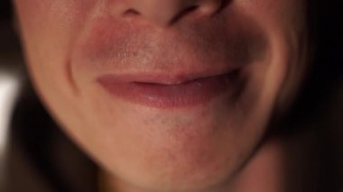 mutlu genç adam kavramı gülümseyen güven fotoğraf makinesi başarılı erkek beyaz dişler sağlıklı kendine güvenen erkek çekici portre kapatmak kadar mutluluk dolu dolgun dudaklar mükemmel düz rahat