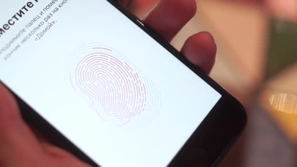 Skannar fingeravtryck för att verifiera identitet — Stockvideo