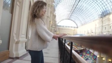 Yürüyüş ve alışveriş merkezinde gülümseyen kadın alışveriş. Alışveriş merkezinde güzel kız