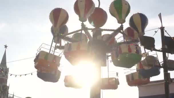 Ruota panoramica che gira al tramonto. L'attrazione magica . — Video Stock